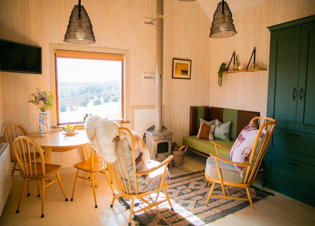 Sitting room with table and chairs