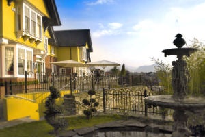 RANDLES COURT CLARION HOTEL