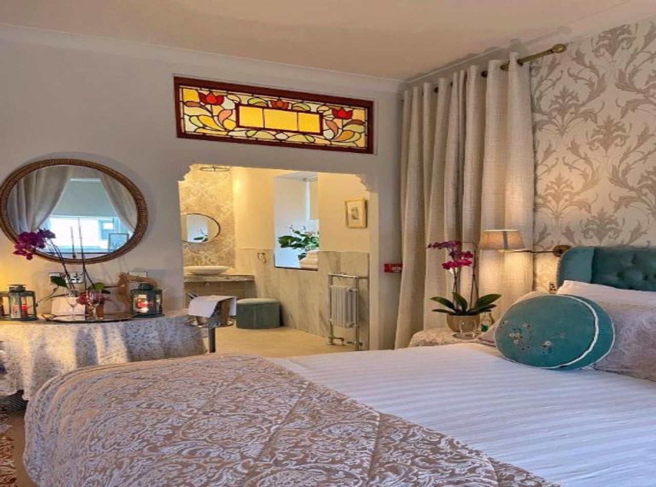 Bedroom with ensuite