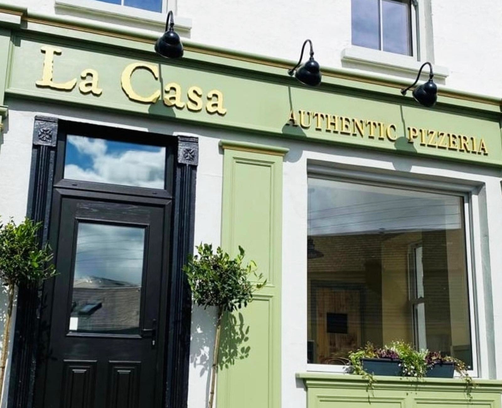 La Casa pizzeria exterior