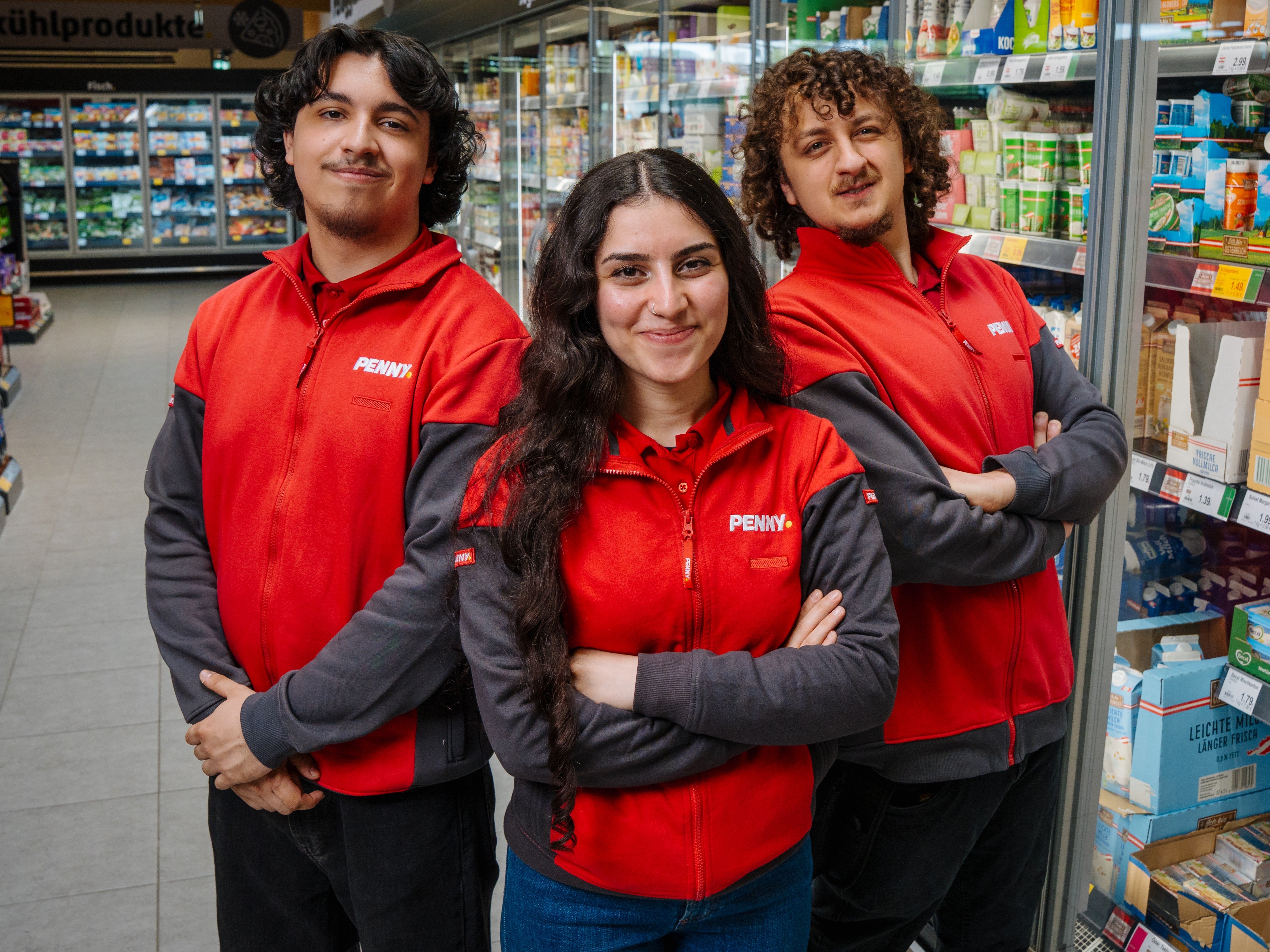 Mitarbeiterinnen und Mitarbeiter bei PENNY in ihrem Arbeitsalltag. 