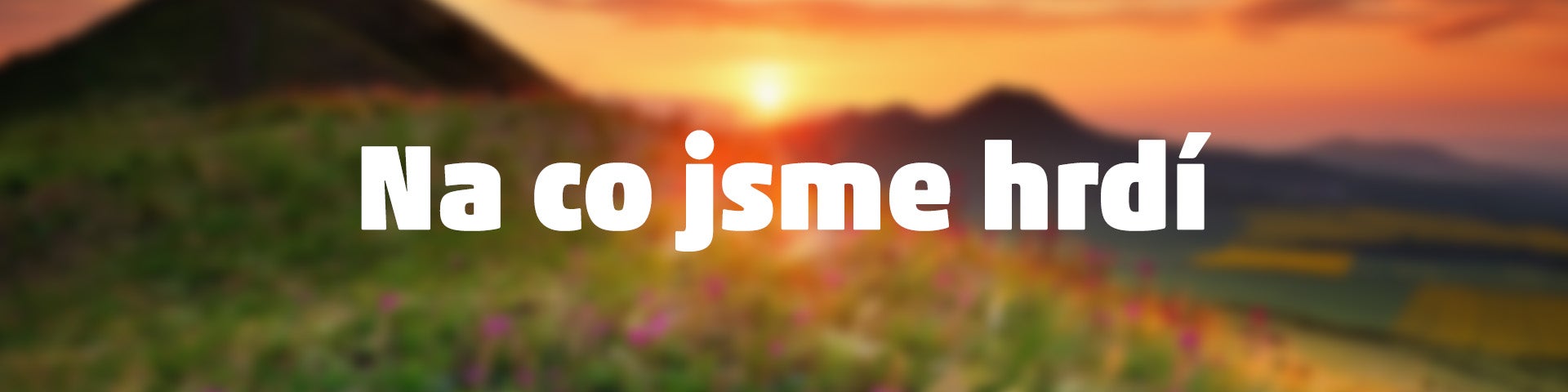Úvodní banner s textem „Na co jsme hrdí“ na pozadí rozmazané krajiny s květinami a zapadajícím sluncem.