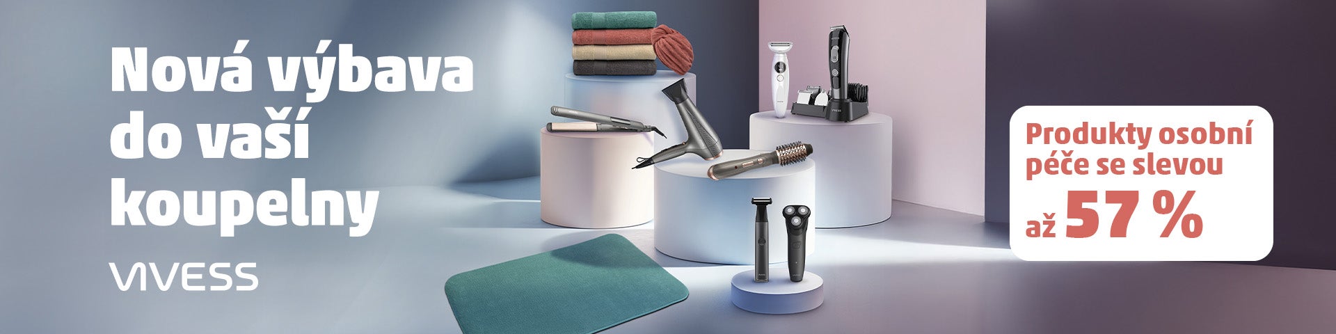 Úvodní banner s produkty osobní péče Vivess do koupelny se slevou až 57 procent – na bílých a světle růžových podstavcích jsou vystaveny ručníky v barvách zelené, oranžové, hnědé a béžové, dále žehlička na vlasy, fén, kulmofén a několik typů holicích strojků v černé a bílé barvě. Vlevo je velký bílý nápis na modrošedém pozadí a vpravo červený text v bílém rámečku. Pozadí obrázku je v odstínech světle modré a tmavě fialové.