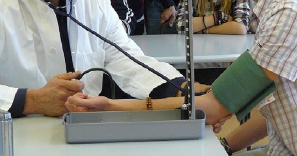 Misurazione della pressione arteriosa durante una lezione