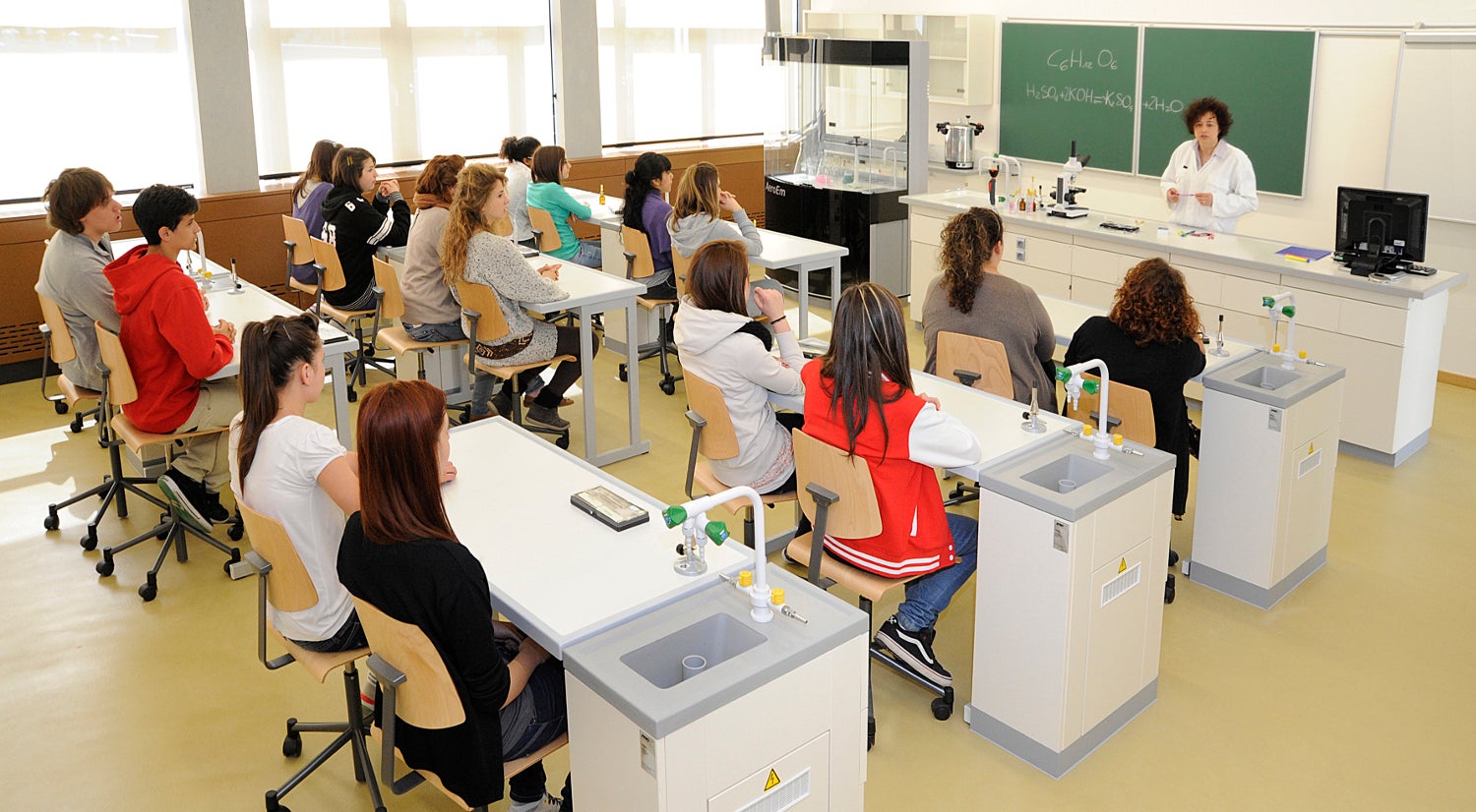 Una lezione in corso nel laboratorio di mcirobiologia