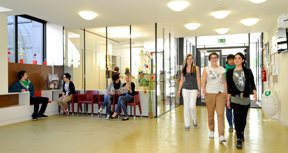 Allieve all'entrata della scuola