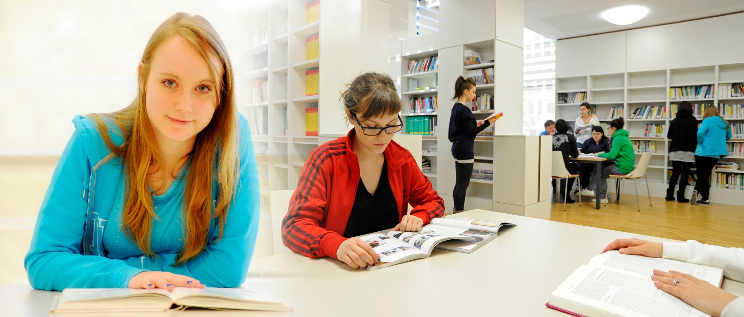 Allieve che studiano nella biblioteca della scuola