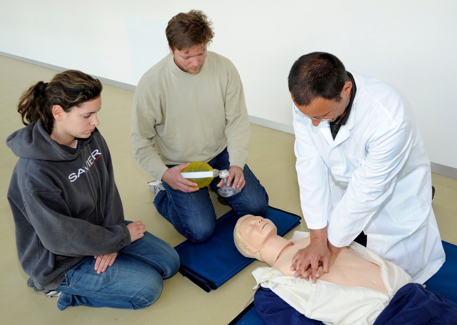 Simulazione di un massaggio cardiaco durante una lezione nel laboratorio di assistenza sanitaria
