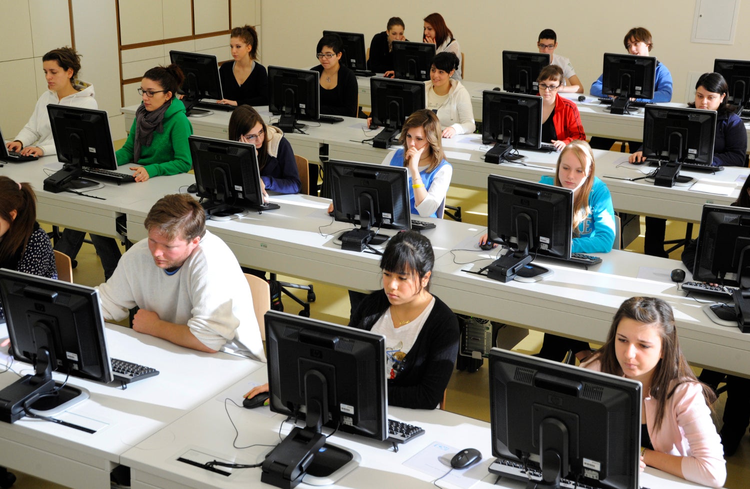 Alunni al lavoro nel laboratorio di informatica