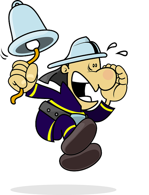 Pompiere che suona una campana di allarme