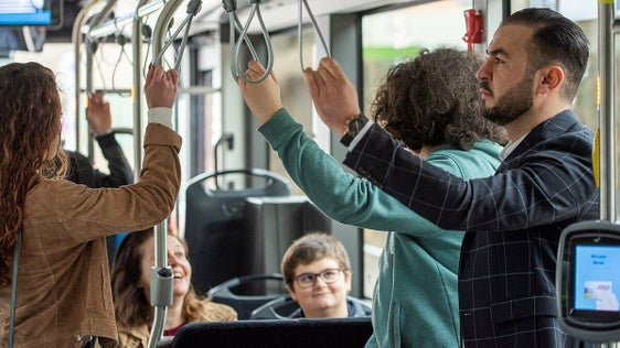Sempre più autobus sono attrezzati con il nuovo sistema di emissione biglietti. Ogni settimana se ne aggiungono altri 20-25. (Foto: ASP/suedtirolmobilitaet.info)