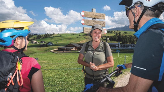 Attività di sensibilizzazione per una convivenza serena: la Südtirol Alto Adige Ranger Michaela Prister mentre parla con alcuni ciclisti sull’Alpe di Siusi. (Foto: Fabio Brucculeri)