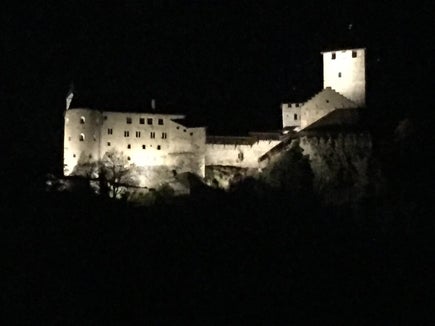 Castel Tirolo brilla nell'oscurità.