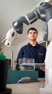 Lorenzo Chiriacò frequenta la terza classe di operatore meccanico alla “Mattei” di Bressanone. (Foto Fabio Brucculeri)