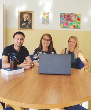 Da sinistra il docente Elia Endrizzi, la dirigente Margherita Manfredonia e la docente Francesca Dalnodar. (Foto: IC Bolzano Europa 1)