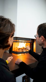 Lo spazzacamino Christian Resch spiega come, bruciando la legna nel modo corretto, non si sviluppano quasi per niente fumo o fuliggine e la legna brucia lentamente, permettendoci di risparmiare. (Foto: Fabio Brucculeri)