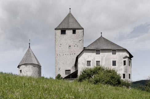 Il Castello di San Martino in Badia ospita il Museum Ladin Ciastel de Tor che in 640 metri quadrati di esposizione distribuiti tra 26 sale approfondisce la cultura di 32.000 ladini. (Foto: Gustav Willeit)