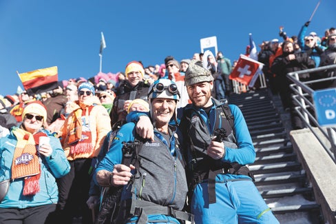 Dabei sein ist auch für die vielen Freiwilligen in Antholz alles: Sie sind unermüdlich für einen reibungslosen Ablauf im Einsatz und erleben gleichzeitig Sportgeschichte hautnah. (Foto: Biathlon Antholz)