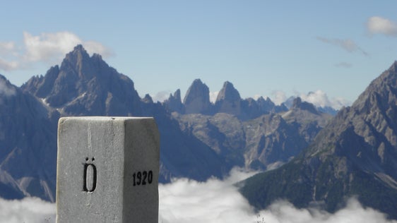 Projekte, die die grenzübergreifende Zusammenarbeit fördern, wie jenes am Helm im Hochpustertal, sind Gegenstand der Interreg-Programme. (Foto: ÖAV Sektion Sillian)