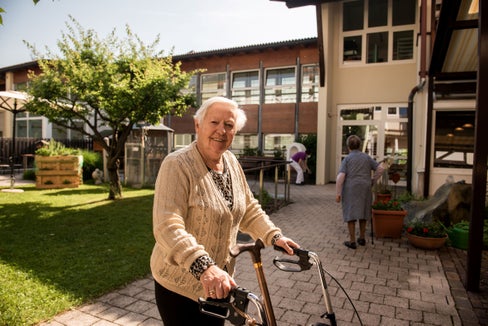 Gut gepflegt bis ins hohe Alter: Pflegebedürftige Menschen werden in Südtirol unter anderem mit dem Pflegegeld, aber auch mit Dienstleistungen und Angeboten unterstützt.  (Foto: Claudia Corrent)