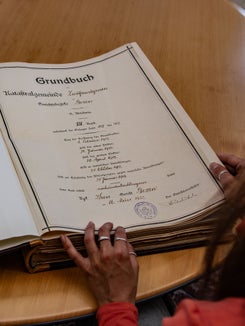 Catasto e Libro fondiario, prevalentemente conosciuti per la loro importanza storica, sono uffici indispensabili per la cittadinanza e ad oggi si presentano in forma quasi completamente digitalizzata. (Foto: ASP/Greta Stuefer)
