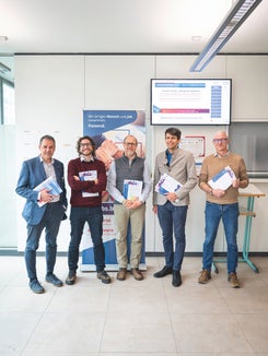 Raccolgono, analizzano e gestiscono tutti i dati relativi al mercato del lavoro altoatesino: il direttore della Ripartizio-ne Stefan Luther (nella foto da sinistra), Friedl Brancalion, Walter Niedermair, Thomas Benelli, Werner Pramstrahler (manca Antonio Gulino). (Foto: Fabio Brucculeri)