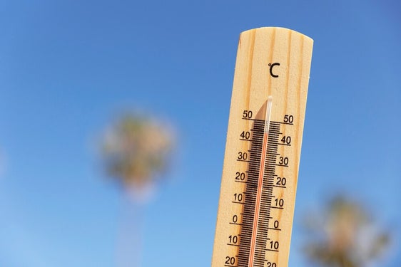 Con il caldo: mantenere costante la temperatura corporea, bere molta acqua e indossare abiti leggeri e chiari. (Foto: Freepik)