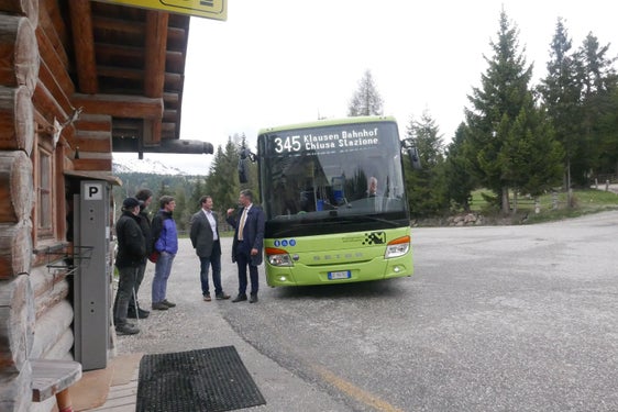 Grazie all'ampliamento della strada e alla costruzione della nuova fermata dell'autobus, ora è possibile per tutti raggiungere l'Alpe di Villandro in modo facile e semplice, senza dover utilizzare la propria auto. (Foto: Ingo Dejaco)