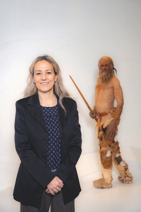 Edda Guareschi spera di determinare con maggiore precisione l’età di Ötzi, acquisire nuove conoscenze sulle malattie di cui soffriva e chiarire cosa è successo al corpo nei 5.000 anni trascorsi tra la morte di Ötzi e il suo ritrovamento. (Foto: Museo Archeologico dell’Alto Adige/Manuela Tessaro)