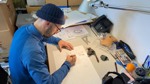  Documentazione dettagliata: nell’ambito del progetto di ricerca, il disegnatore scientifico Marco Pontalti riproduce graficamente i reperti archeologici rinvenuti tra le due guerre mondiali e studiati per la prima volta con metodi scientifici moderni. (Foto: Museo Archeologico dell’Alto Adige)