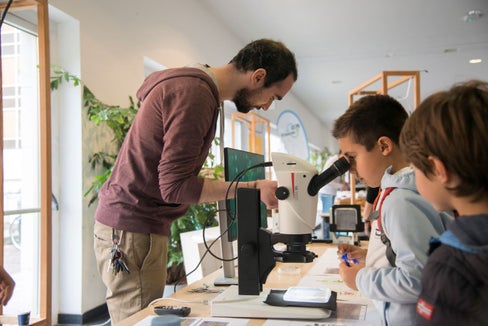 Interaktive Workshops und Vorführungen für Schüler und Schülerinnen sowie für alle Wissenschaftsbegeisterten: Das bot das Festival “Le Mille e una Scienza”. (Foto: Roberta Baria)