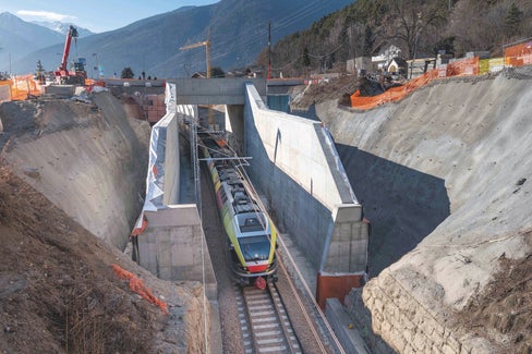 Nella foto, i lavori a Sciaves, nei pressi della stazione che sorgerà e del collegamento in costruzione della variante della Val di Riga. Nel frattempo, hanno ripreso a transitare i treni lungo la ferrovia della Val Pusteria. (Foto: Greta Stuefer)