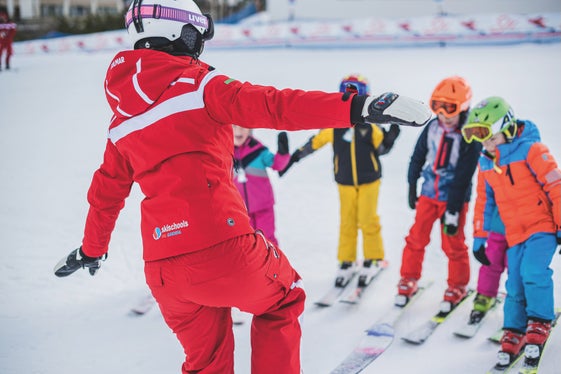 Richtiges Aufwärmen, rechtzeitige Pausen und ein realistisch eingeschätztes eigenes Können helfen, das Risiko für Skiunfälle zu senken. (Foto: Skischule St. Ulrich/Harald Wisthaler)