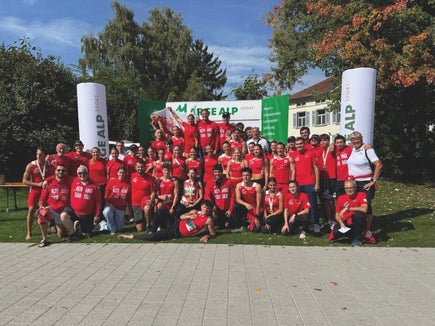 Atlete, atleti, tecnici e dirigenti della delegazione altoatesina festeggiano il successo alla competizione Arge Alp di atletica leggera di Neudorf, nel Cantone San Gallo, in Svizzera. (Foto: Comitato Alto Adige FIDAL)