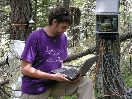 Nel progetto di ricerca Caleidoscope Claudia Notarnicola dell’Eurac studia gli effetti della siccità sui boschi monitorando la fissazione del carbonio e la traspirazione. (Foto: Eurac/Nikolaus Obojes)
