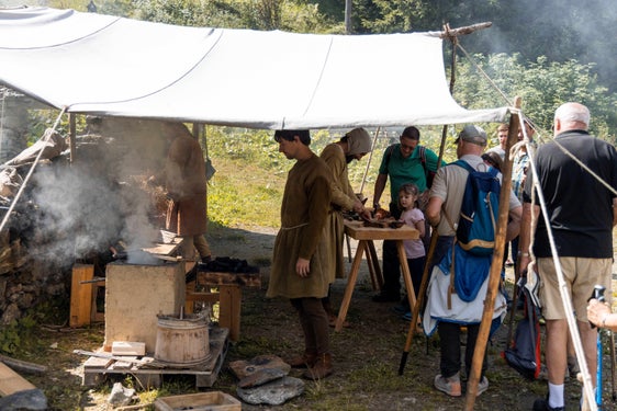 Kupferschmelzen wie im Mittelalter. (Foto: Alan Bianchi)