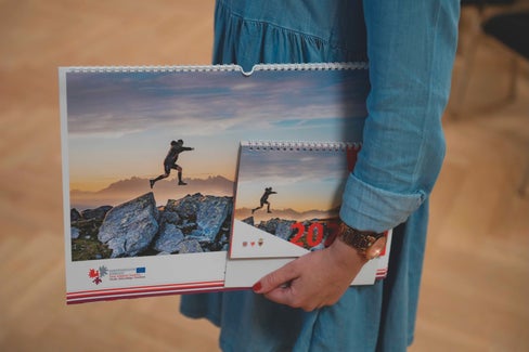 Il calendario Euregio (nell’immagine l’edizione 2026) è disponibile ogni anno sia nel formato da parete sia in quello da tavolo. (Foto: Land Tirol/Danijel Jovanovic)
