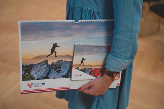 Euregio-Kalender (im Bild 2026): Jährlich im Wand- und Tischformat erhältlich. (Foto: Land Tirol/Danijel Jovanovic)