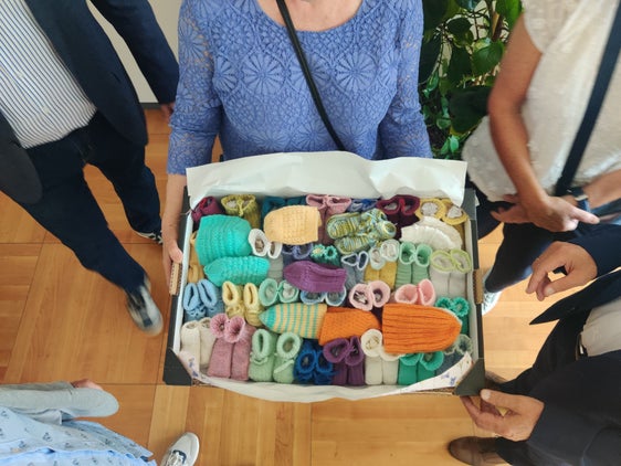 Mini-calzini e mini-berretti per i neonati prematuri: In Alto Adige nascono ogni anno circa 450 bambini prematuri, molti dei quali vengono assistiti intensivamente nel reparto di neonatologia dell'Ospedale di Bolzano. (Foto: Dipartimento Prevenzione sanitaria e salute)