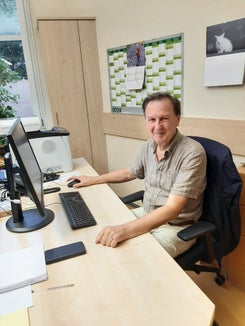 Aiutare i cittadini a migliorare le proprie competenze digitali: questo è il compito dei tutor digitali. Rudolf Obkircher (nella foto) svolge questo ruolo nel Comune di Cornedo all’Isarco. (Foto: USP)
