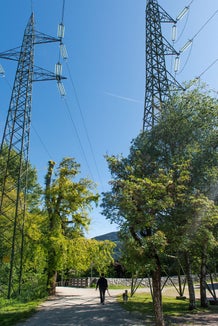 Wie überdimensionale Türme recken die Masten ihre Spitzen in den Himmel. Durch die Neuorganisation des Hochspannungsnetzes im Eisacktal soll vieles besser werden. (Foto: Claudia Corrent)