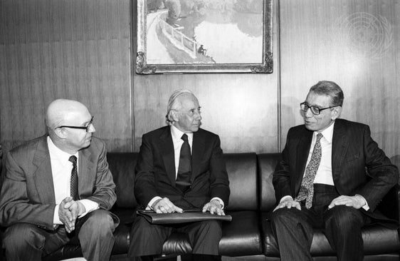 New York, 18.6.1992: Die UNO-Botschafter aus Österreich und Italien, Peter Hohenfellner und Vieri Traxler überreichen UNO-Generalsekretär Boutros Boutros-Ghali (r.) die Erklärung zur Streitbeilegung. (Foto: UN Photo/John Isaac)