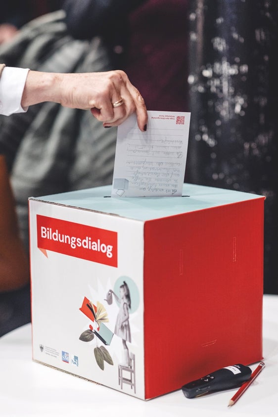 Zuhören und Inputs sammeln, wie im Bild bei einem der Bezirkstreffen im Frühjahr 2026, sind ein wesentlicher Teil des Bildungsdialogs. (Foto: Andreas Senoner)