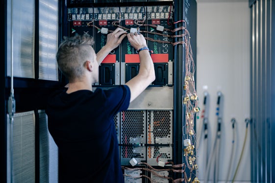 Wettbewerbsfähigkeit fördern: Eine Steuererleichterung für Unternehmen schafft Anreize, die Gehälter der Beschäftigten zu erhöhen und somit die Kaufkraft zu stärken. (Foto: Alpitronic)