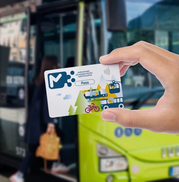 Entwerten, einsteigen und losfahren - mit dem neuen südtirolmobil Fix365 Pass geht das für unbegrenzte Kilometer für nur 250 Euro im Jahr. (Foto: zukunvt)