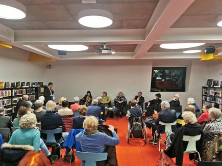 Einholen von Erfahrungen: Das Team aus Forscherinnen und Forschern war im Februar 2024 zu Gast in der Bibliothek Kaltern. (Foto: Leo Andergassen)
