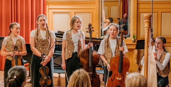 Gli allievi della Scuola di  musica di Brunico e delle  scuole provinciali di musica  del Tirolo si sono esibiti come ensemble “KATAMATA” nella categoria “Ensemble Creativo”. (Foto: Lukas Kahn)