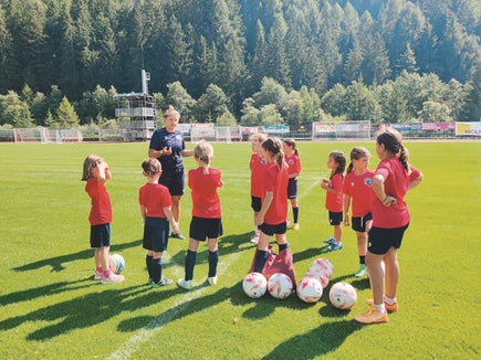 Giuana Prugger (33) e la sua squadra. (Foto: FC Gherdëina)