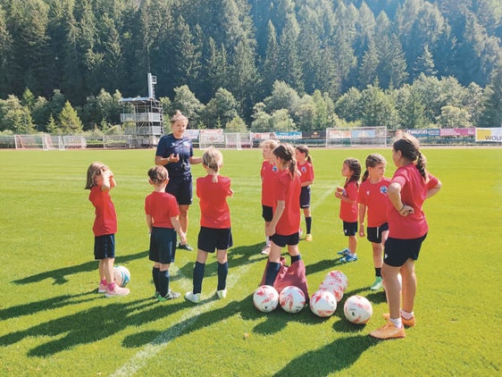 Giuana Prugger (33) e la sua squadra. (Foto: FC Gherdëina)