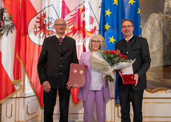 Da sinistra il capitano del  Tirolo Anton Mattle, la responsabile del Vinzi-Markt Sabine Eccel e il presidente della  Provincia autonoma di Bolzano Arno Kompatscher in occasione della premiazione.  (Foto: Land Tirol/Liebl)